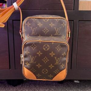 Louis Vuitton Brown Monogram crossbody bag!💼(Authentic)